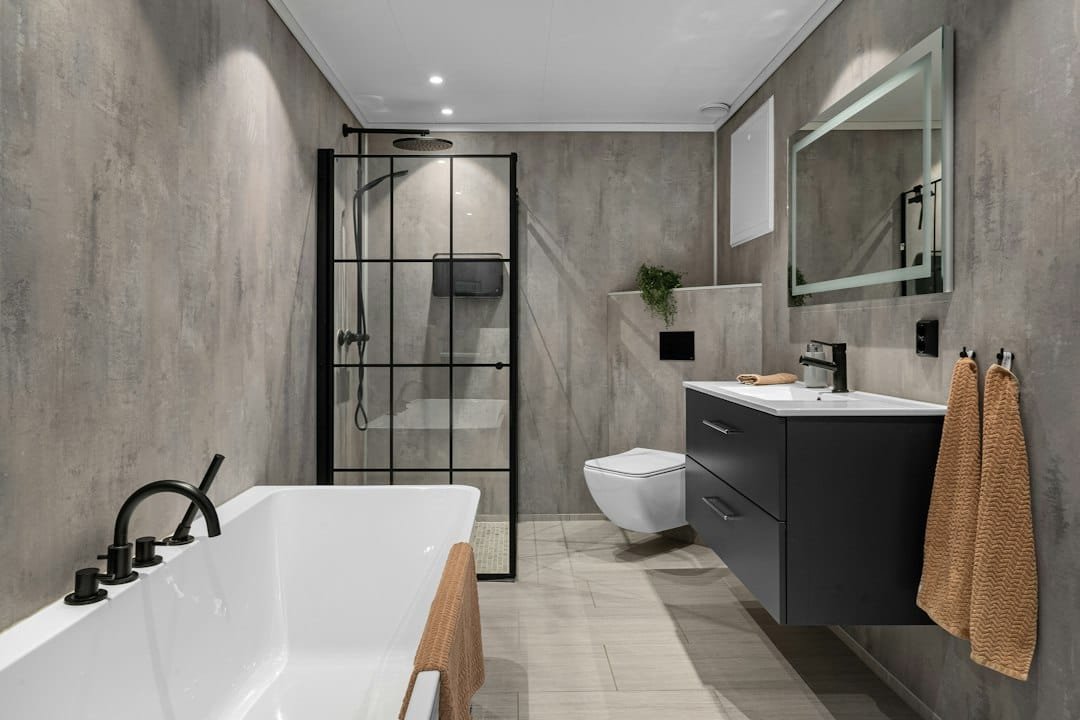 Modern bathroom with large-format porcelain floor tile